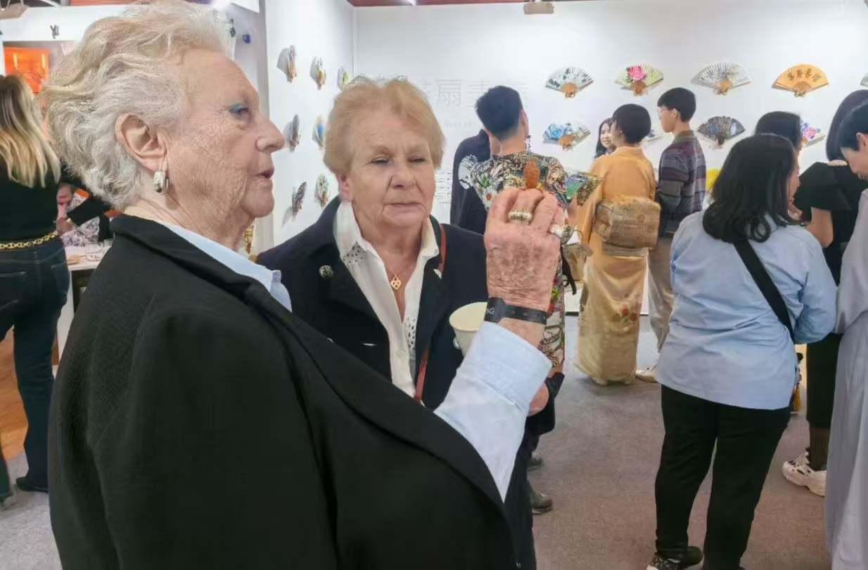 燕贺核雕艺术亮相法国卢浮宫，展现中国微雕工艺魅力 