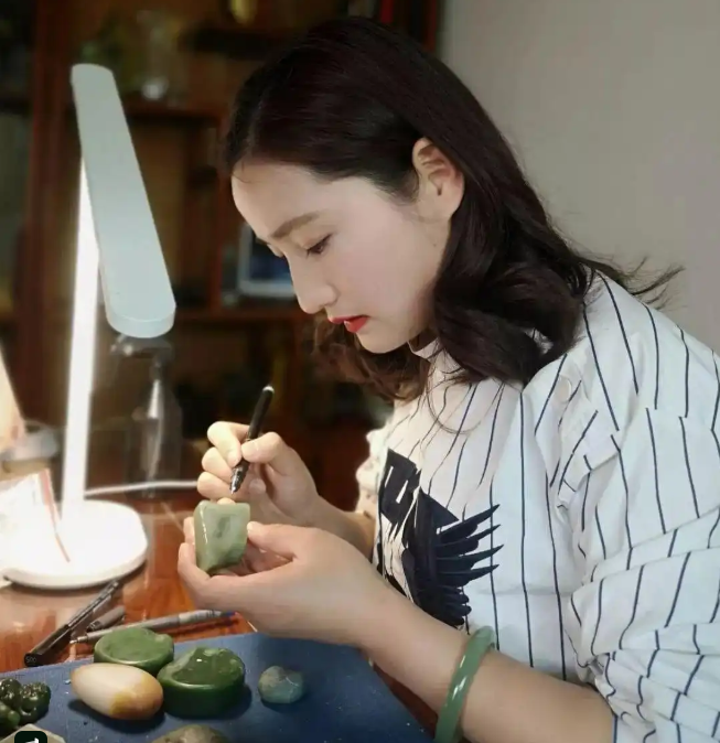 碧透凝香，静绽芳华：记国家级非遗项目&ldquo;镇平玉雕&rdquo;传承人李腊梅 